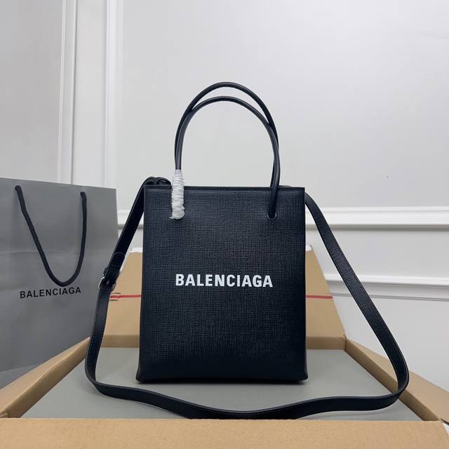 独家背景 实物实拍 Balenciag 小号方形购物包 采用进口牙签纹小牛皮材质 纤长nappa小羊皮提手 顶部磁力纽扣 内部一个拉链口袋 一个贴袋 镀钯饰面