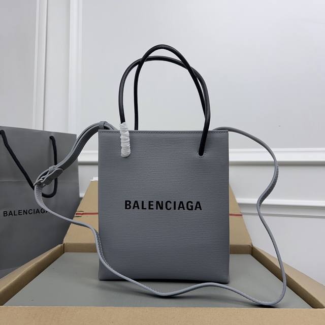 独家背景 实物实拍 Balenciag 小号方形购物包 采用进口牙签纹小牛皮材质 纤长nappa小羊皮提手 顶部磁力纽扣 内部一个拉链口袋 一个贴袋 镀钯饰面