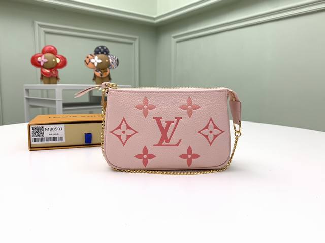 顶级原单 M80501Mini Pochette Accessoires 手拿包于 2021 夏季 By The Pool 胶囊系列首次取材 Monogram