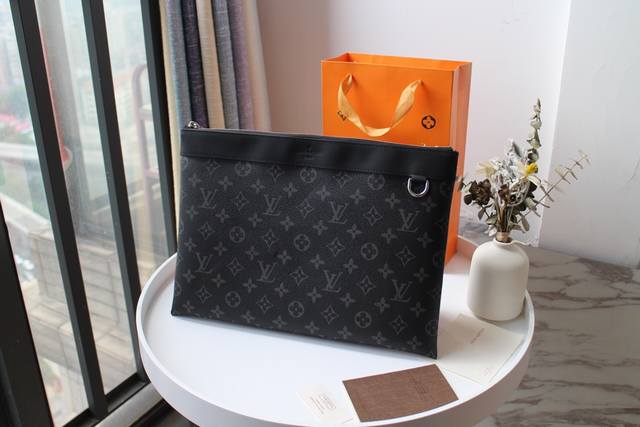 顶级原单pochette Apollo 手袋m62291 此款由柔软monogram Eclipse帆布裁制而成的手袋具有小巧而实用的尺寸 便于存放文件与其他个