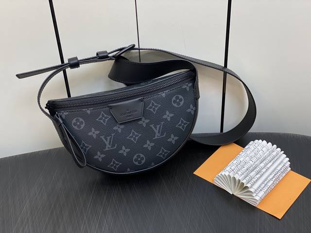 顶级原单 M23835黑花 男包月亮包系列 秋冬新款 Lv Moon Crossbody 手袋 本款 Lv Moon Crossbody 手袋以 Monogra