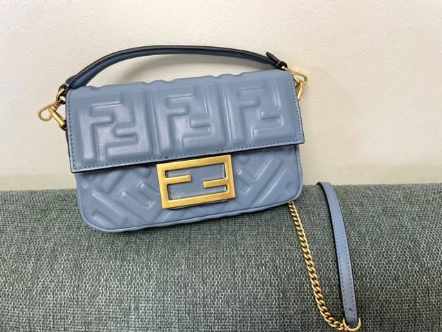 正品级 灰蓝色 型号0 芬迪 Fendi 19经典baguette Ff Logo浮雕系列 It S Not A Bag It S Baguette 中号 26