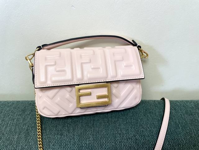 正品级 浅粉色 型号0 芬迪 Fendi 19经典baguette Ff Logo浮雕系列 It S Not A Bag It S Baguette 中号 26