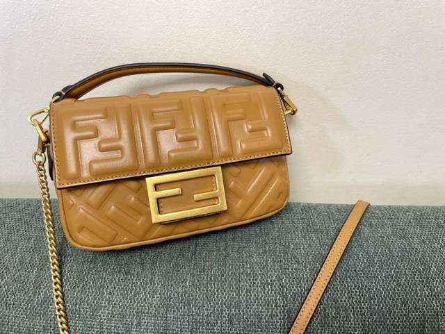 正品级 焦糖色 型号0 芬迪 Fendi 19经典baguette Ff Logo浮雕系列 It S Not A Bag It S Baguette 中号 26