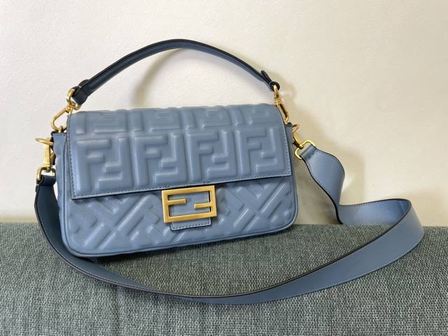 正品级 灰蓝色 型号0 芬迪 Fendi 19经典baguette Ff Logo浮雕系列 It S Not A Bag It S Baguette 中号 26