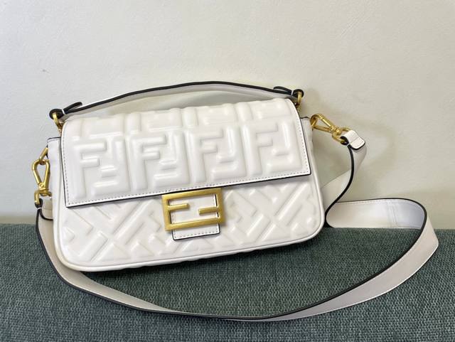 正品级 灰蓝色 型号0 芬迪 Fendi 19经典baguette Ff Logo浮雕系列 It S Not A Bag It S Baguette 中号 26