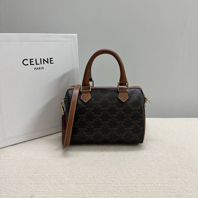 正品级 新品上线 Celine 小号标志印花牛皮革波士顿包triomphe Canvas标志印花 小号不大不小上身刚刚好 高个子和小个子都可以驾驭啦 牛皮革包边