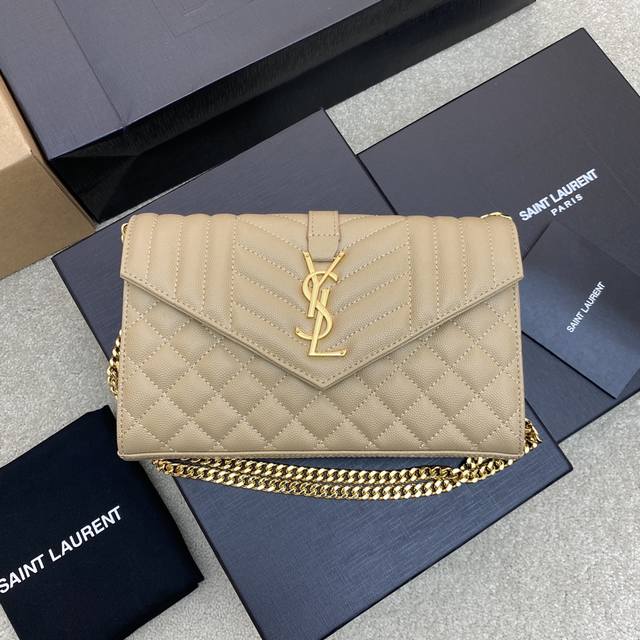 原厂皮 杏球纹 金扣 Ysl 最新款envelope Woc信封包 原厂鱼子酱球纹 复刻内里拉链隔层 可当手拿包 也可当单肩背 内有多个卡位 小巧实用 型号 原