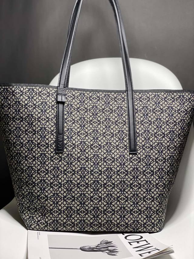 原厂皮 型号6086 Loewe Anagram T Tote2022 秋冬托特包 海军蓝拼克色 尺寸46-34-19Cm T Tote手袋是一款多功能手袋配有