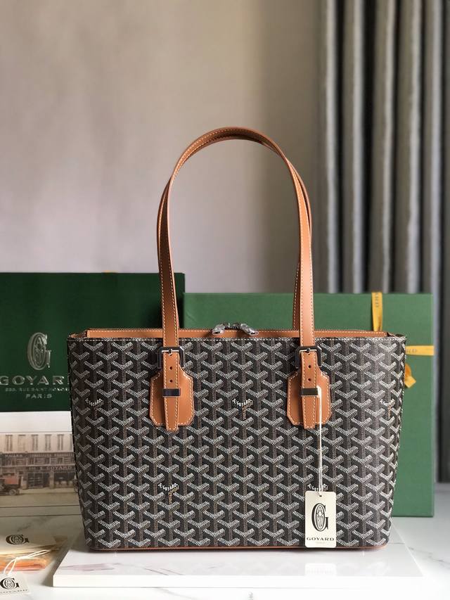 正品级 Goyard 新款中古包 立挺的版型洋溢着都市的时尚感 知性典雅简约中性 冷酷范十足 双拉链开口 内附双隔层袋 手柄长度可随意调节 既可手提也可肩背 放