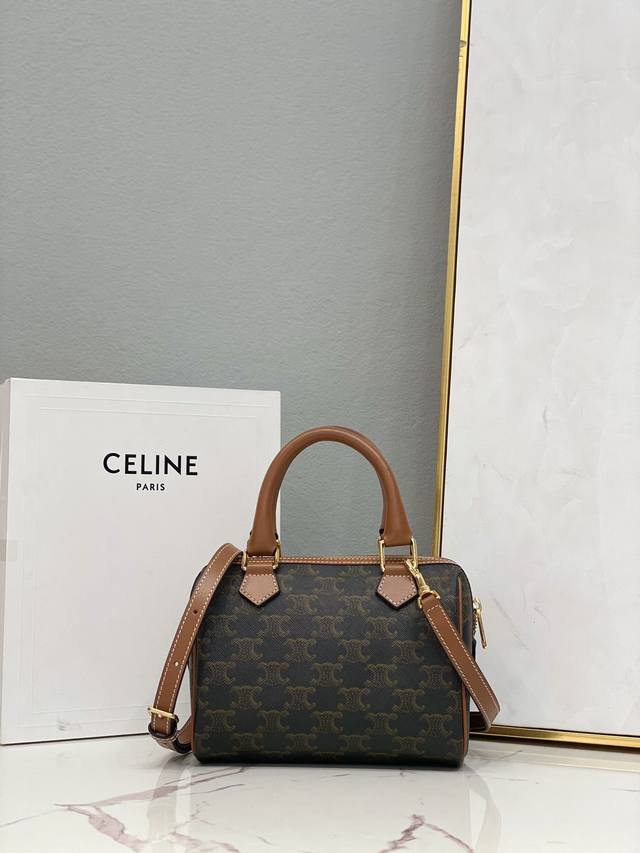 正品级 Celine 小号标志印花牛皮革波士顿包 Triomphe Canvas标志印花 牛皮革包边 织物面料衬里 拉链锁闭 1个主隔层 内侧拉链口袋 皮革手挽