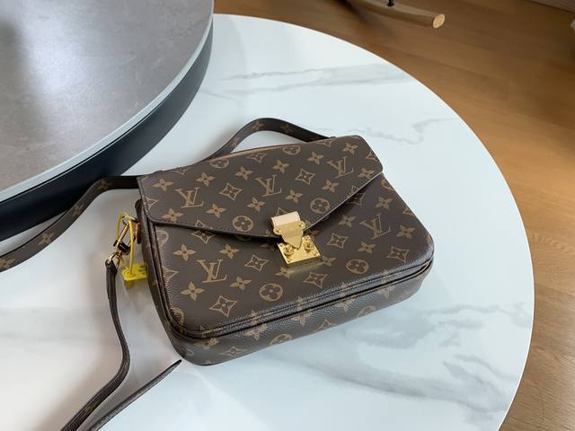 原厂皮 M44 Pochette M tis 手袋标志性的 Monogram Reverse 帆布使此款新潮的 Pochette M tis 手袋更显时尚 灵感