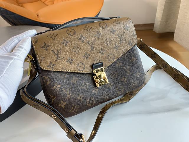 原厂皮 M44 Pochette M tis 手袋标志性的 Monogram Reverse 帆布使此款新潮的 Pochette M tis 手袋更显时尚 灵感