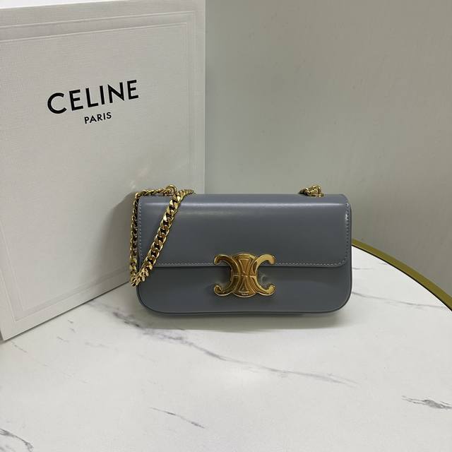 正品级 Celine 2022春夏系列 新出短款链条腋下包 整体大小与旧款牛皮肩带腋下包差不多 设计把牛皮肩带换成链条 链条的质感让整个包感觉更奢侈高调 永远更