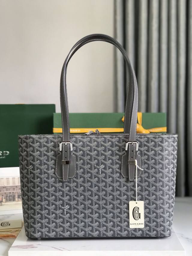 正品级 Goyard 新款中古包 立挺的版型洋溢着都市的时尚感 知性典雅简约中性 冷酷范十足 双拉链开口 内附双隔层袋 手柄长度可随意调节 既可手提也可肩背 尺