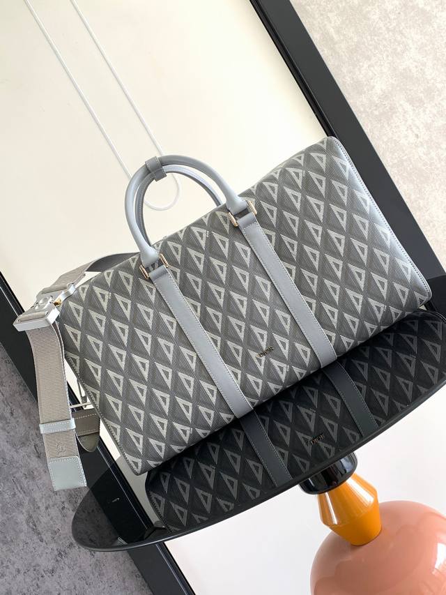 顶级原单 这款 Dior Lingot 50 行李袋是 Dio 全新的经典单品 实用而优雅 采用迪奥灰 Cd Diamond 图案帆布精心制作 从 Dio 档案