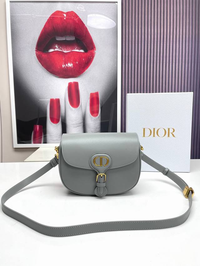 织爱cd M9319 这款 Dior Bobby中号手袋采用光面牛皮革精心制作 饰以复古金色五金配件提升格调 内部为绒面革设计 柔软而富有质感