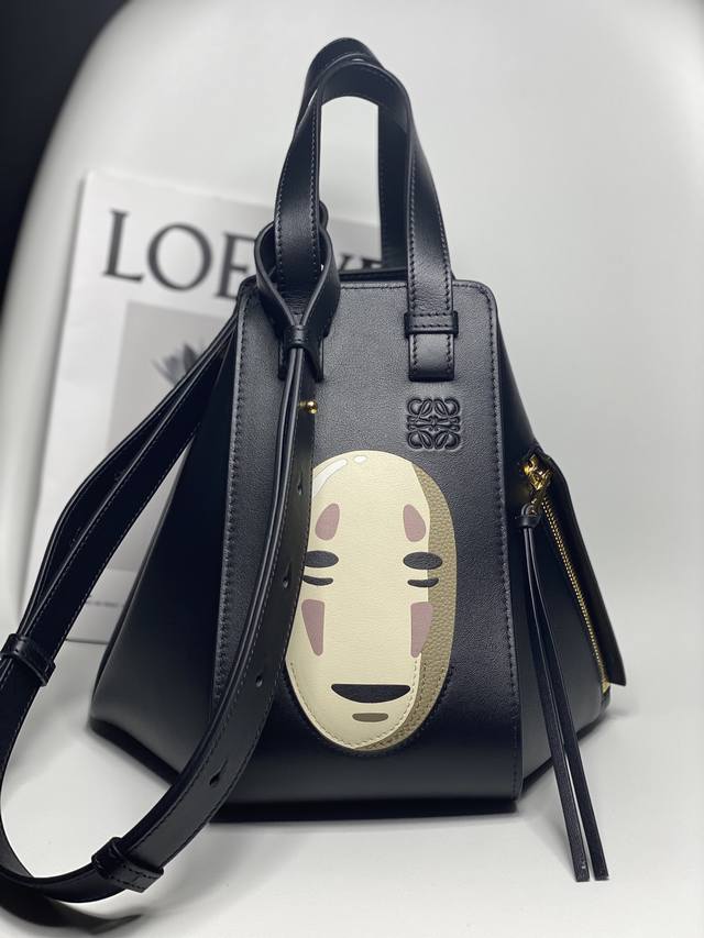 Loewe2022联名的是曾经超火 现在热度不减的千与千寻无脸男 品牌联名是常规操作 每个经典包包都有他们的图案 都属于限量款 尺寸29-26-14 型号304