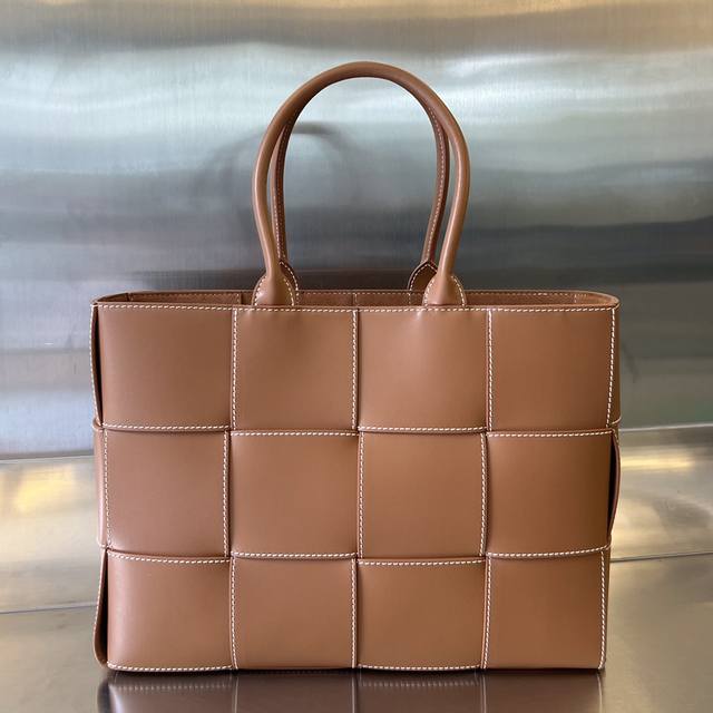 Bv 新款中号arco Tote756682 牛皮革复合的intreccio编织编织工艺 饰有边缘锋线细节 外观平面牛皮拼羊津内里可拆卸拉链口袋 拼色托特包超个