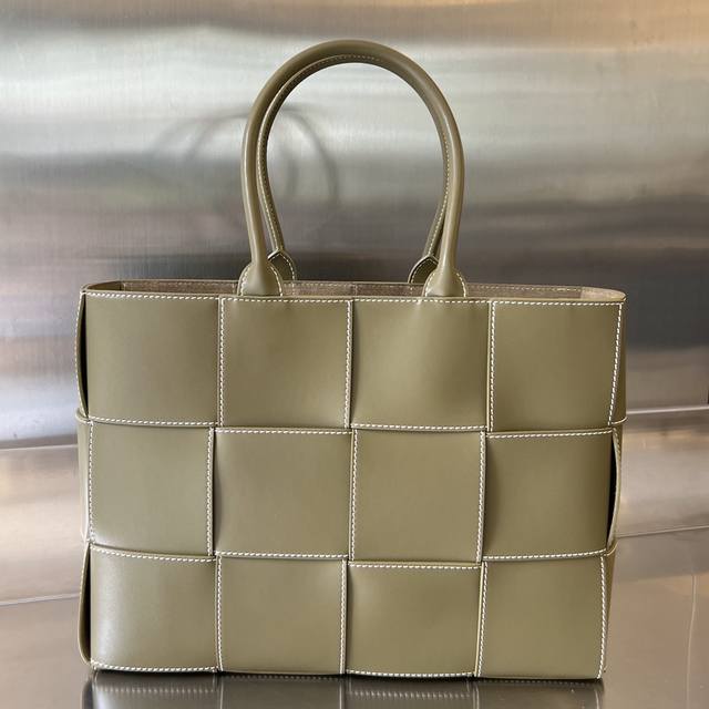 Bv 新款中号arco Tote756682 牛皮革复合的intreccio编织编织工艺 饰有边缘锋线细节 外观平面牛皮拼羊津内里可拆卸拉链口袋 拼色托特包超个