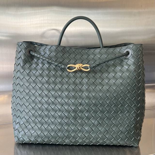 Bottega Veneta 2023春夏新款andiamo手袋 众多明星同款 743575 经典的全身皮革编织搭配金色绳结扣 够沉稳也够潇洒整体皆由nappa