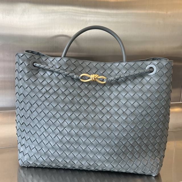 Bottega Veneta 2023春夏新款andiamo手袋 众多明星同款 743575 经典的全身皮革编织搭配金色绳结扣 够沉稳也够潇洒整体皆由nappa