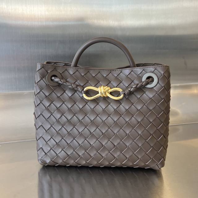 Bottega Veneta 2023春夏新款andiamo手袋 众多明星同款 743568 经典的全身皮革编织搭配金色绳结扣 够沉稳也够潇洒整体皆由nappa