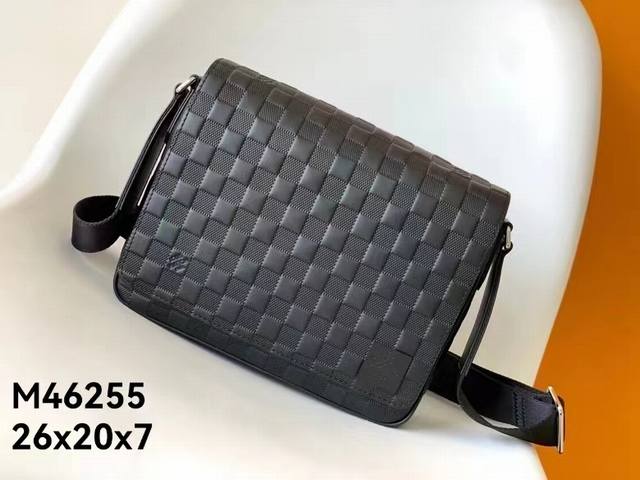 公文包 M46 全皮压格 男包公文包系列 本款 Voyage 小号公文包 取材 Damier Graphite 涂层帆布 搭配皮革侧带 加固包角 顶部手柄和名牌