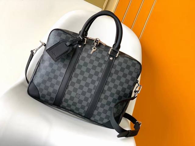 公文包 M4 7黑格 男包公文包系列 本款 Voyage 小号公文包 取材 Damier Graphite 涂层帆布 搭配皮革侧带 加固包角 顶部手柄和名牌 外