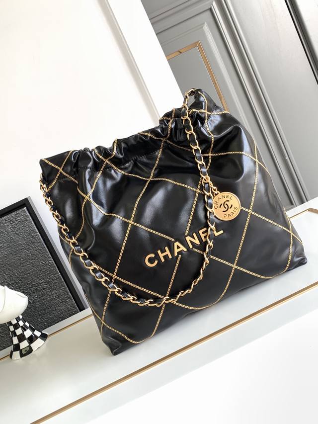 顶级进口牛皮22Bag垃圾袋 Chanel23B金属链黑色垃圾袋 这款延续以往的包型 菱格以金色金属链修饰整个包 身 透着满满的贵气