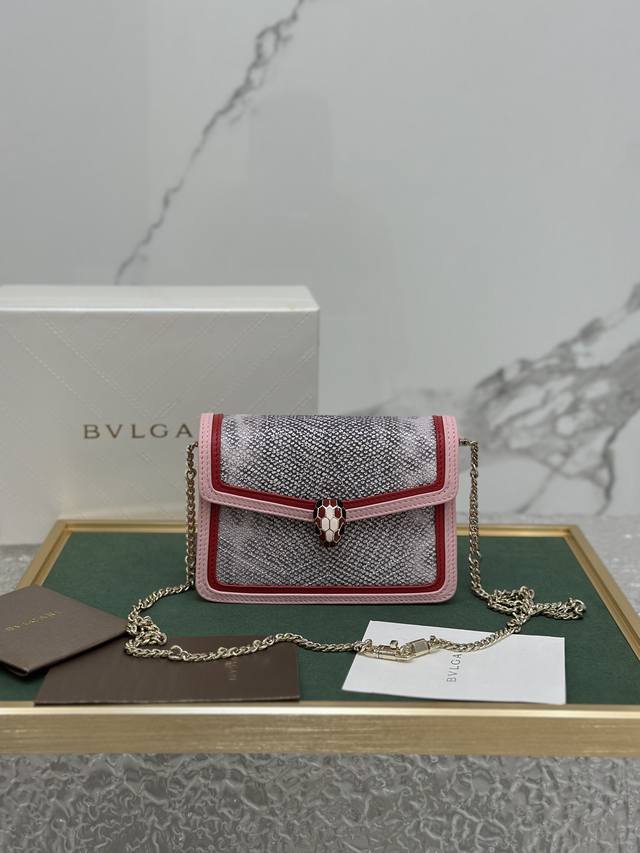 Bvlgari Serpenti Forever系列 蛇形绣线限定款 迷你款 里外全进口意大利小羊皮 相较于其他经典蛇头包 此次采用了当前非常火热的绗缝工艺 而