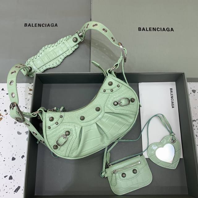 特价 鳄鱼薄荷绿 Balenciag Le Cagole半月牙腋下包斜挎包 致敬经典机车包系列重磅新款王炸登场la 在传统的机车包上做了改良 可调节编织肩带附加