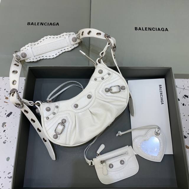 特价 小号 鳄鱼白带钻 Balenciag Le Cagole半月牙腋下包斜挎包 致敬经典机车包系列重磅新款王炸登场la 在传统的机车包上做了改良 可调节编织肩