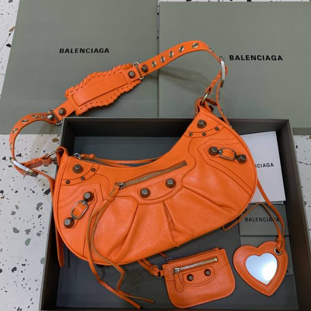 特价 大号 橙色 Balenciag Le Cagole半月牙腋下包斜挎包 致敬经典机车包系列重磅新款王炸登场la 在传统的机车包上做了改良 可调节编织肩带附加