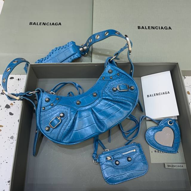 特价 小号 鳄鱼兰 Balenciag Le Cagole半月牙腋下包斜挎包 致敬经典机车包系列重磅新款王炸登场la 在传统的机车包上做了改良 可调节编织肩带附