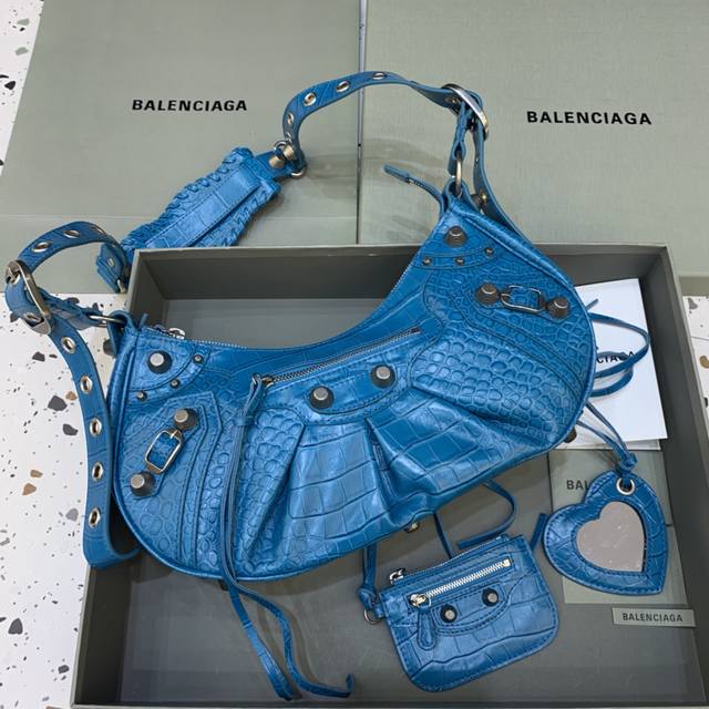 特价 大号 鳄鱼兰 Balenciag Le Cagole半月牙腋下包斜挎包 致敬经典机车包系列重磅新款王炸登场la 在传统的机车包上做了改良 可调节编织肩带附