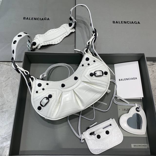 特价 小号 鳄鱼白 Balenciag Le Cagole半月牙腋下包斜挎包 致敬经典机车包系列重磅新款王炸登场la 在传统的机车包上做了改良 可调节编织肩带附