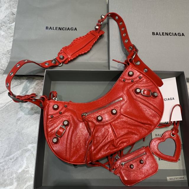 特价 大号 大红 Balenciag Le Cagole半月牙腋下包斜挎包 致敬经典机车包系列重磅新款王炸登场la 在传统的机车包上做了改良 可调节编织肩带附加