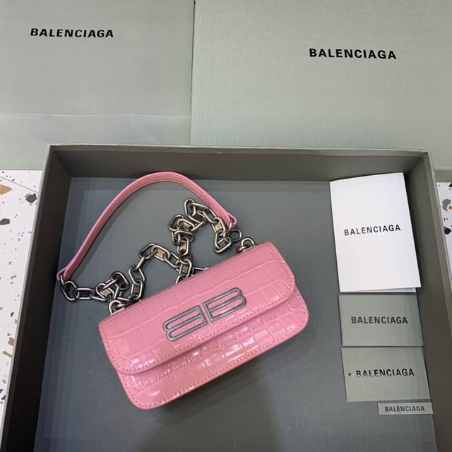 特价 小号鳄鱼粉 Balenciag* 新款gossip Bag 斜挎包 全新推出gossip帅爆的小包包 前盖bb Logo设计搭配复古五金 实物高级感满满