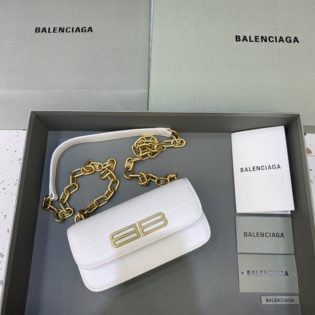 特价 小号鳄鱼白色金扣 Balenciag* 新款gossip Bag 斜挎包 全新推出gossip帅爆的小包包 前盖bb Logo设计搭配复古五金 实物高级感