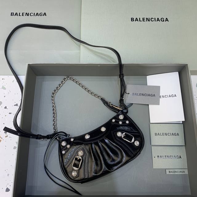 特价 迷你鳄鱼黑色带钻 Balenciag* Le Cagole 迷你 真是太绝了 爆款半月牙腋下包 斜挎包 王炸bb新宠登场啦 在传统的机车包上做了改良 两种