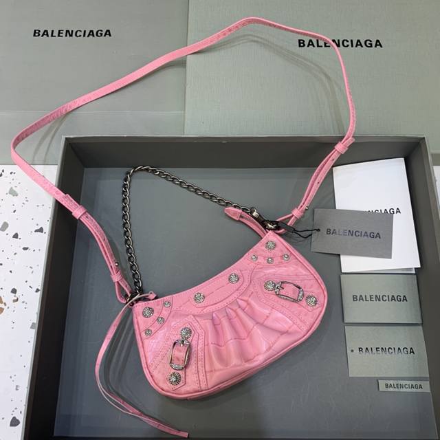 特价 迷你鳄鱼粉色带钻 Balenciag* Le Cagole 迷你 真是太绝了 爆款半月牙腋下包 斜挎包 王炸bb新宠登场啦 在传统的机车包上做了改良 两种