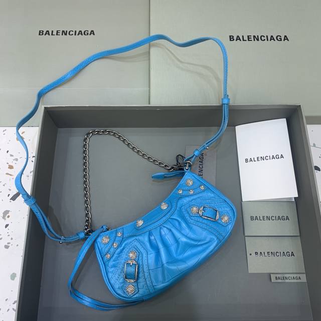 特价 迷你鳄鱼蓝色带钻 Balenciag* Le Cagole 迷你 真是太绝了 爆款半月牙腋下包 斜挎包 王炸bb新宠登场啦 在传统的机车包上做了改良 两种