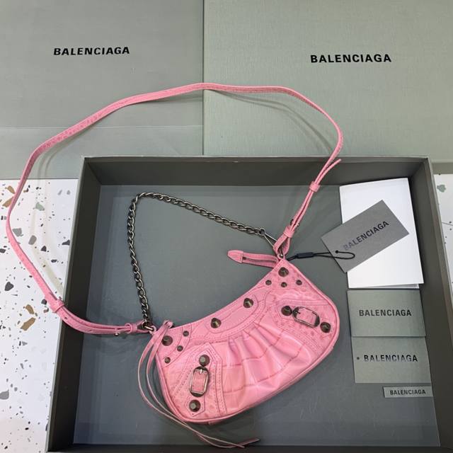 特价 迷你鳄鱼粉色银扣 Balenciag* Le Cagole 迷你 真是太绝了 爆款半月牙腋下包 斜挎包 王炸bb新宠登场啦 在传统的机车包上做了改良 两种