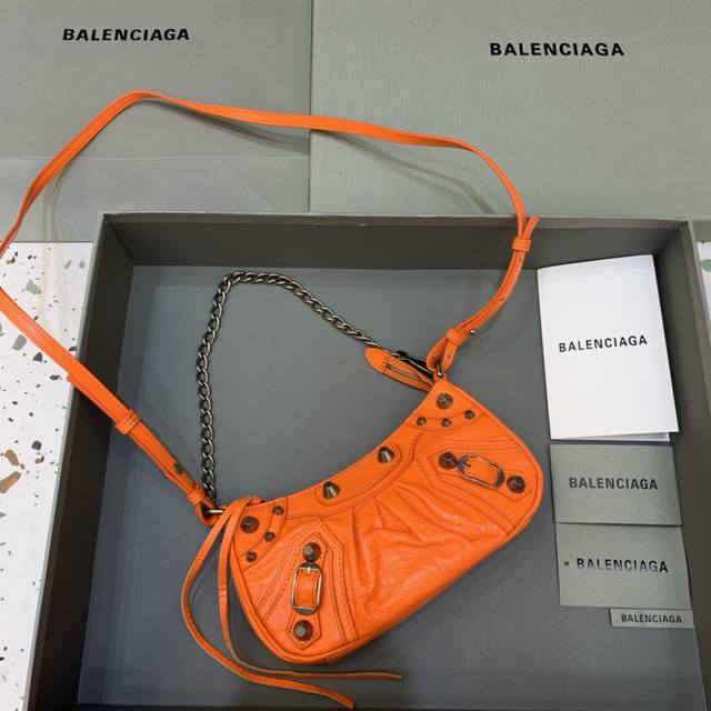 特价 迷你橙色 Balenciag* Le Cagole 迷你 真是太绝了 爆款半月牙腋下包 斜挎包 王炸bb新宠登场啦 在传统的机车包上做了改良 两种肩带 短