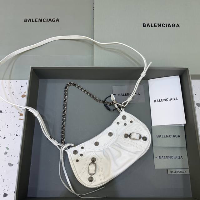 特价 迷你白色银扣 Balenciag* Le Cagole 迷你 真是太绝了 爆款半月牙腋下包 斜挎包 王炸bb新宠登场啦 在传统的机车包上做了改良 两种肩带