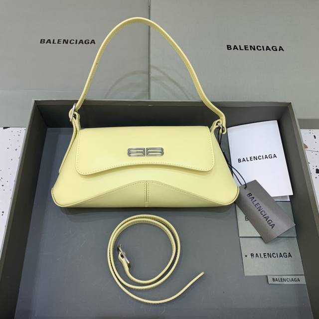 特价 Balenciag Xx系列腋下包 很有设计感的包型 流畅的线条 皮革与金属logo搭配 复古bb五金超有质感 非常高级非常有腔调 闭着眼睛入就是了 尺寸