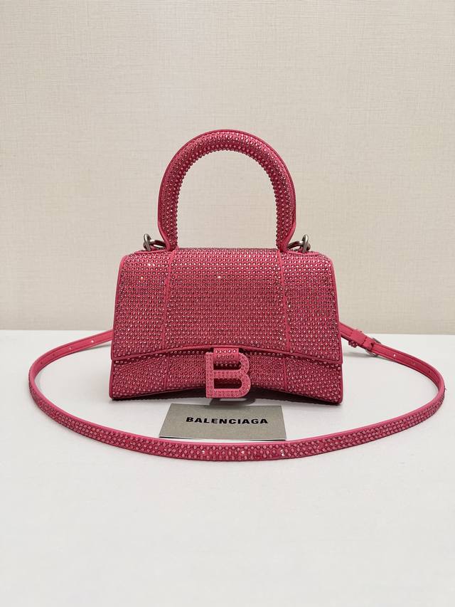 Balenciaga Hourglass 巴黎世家满钻沙漏包 这只满钻的沙漏包真的美到让人词穷了包身 金属扣和肩带都有钻 沙漏包的天花板谁能拒绝一个在太阳光底下