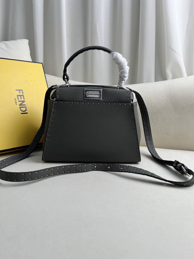 P深灰色 Fendi Peekaboo 采用七层油边涂抹工艺配合手工缝制蜡线 皮纹清晰有质感 越用越柔软的t0Go 历经岁月之后更有味道 23-12-18 款号