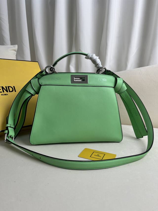 P绿色 宋慧乔同款 Fendi 小号手袋 最新风琴褶造型 全皮手感细腻硬挺 细节精致到位 带有长侧结饰 饰有光面凸纹logo 容量十足也很有型 高颜值与实用性完